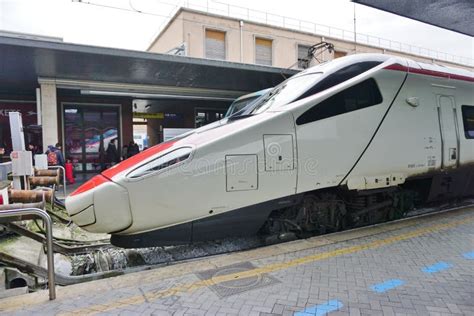 Trens De Alta Velocidade De Trenitalia Italo Frecciarossa E