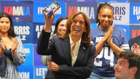 Críticas a Kamala Harris por fingir llamada con un votante en el cierre