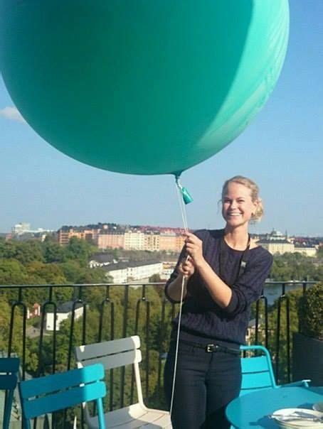 Pin On Luftballons Und Frauen Huge Balloons Big Balloons Balloons