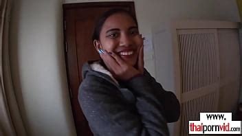 Flaca amateur tailandesa Cherry follada en el baño por una gran polla blanca XVIDEOS