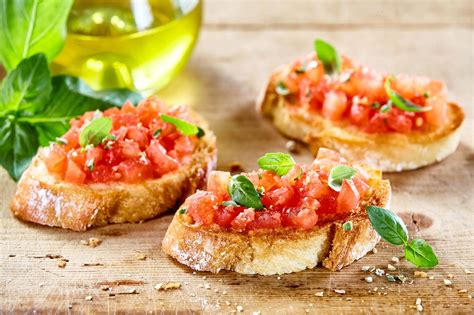 Bruschetta Med Tomat Hvidl G Og Basilikum Opskrifter Dk