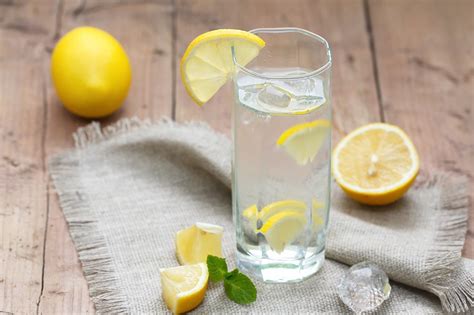 Зачем пить лимонную воду, какова ее польза для фигуры и здоровья