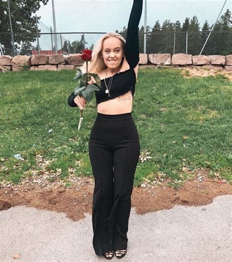 Hot Sexy Sara Hoydahl Bikini Pics