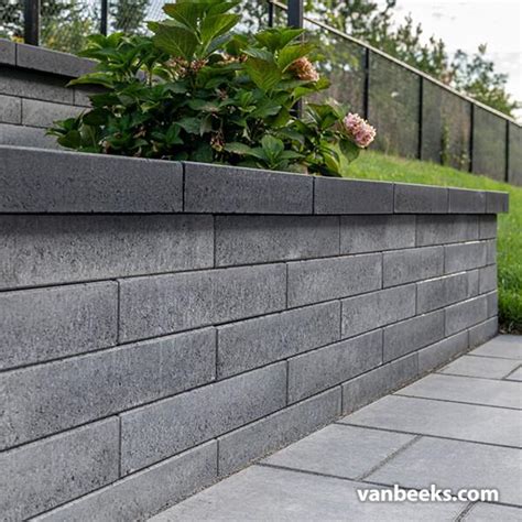 Unilock Pisa Smooth Concrete Retaining Wall | Van Beek's