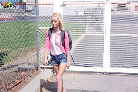 Teen Sammie Daniels Gets Her Tight Pussy Stetched 17 Photos