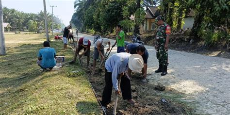 Menyambut HUT RI Ke 78 Tahun Babinsa Dan Masyarakat Goro Bersihkan