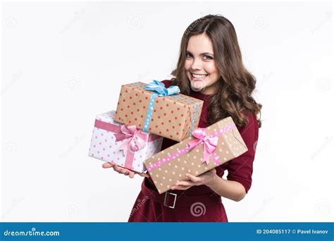 Joven Feliz Con Cajas De Regalo En Blanco Imagen De Archivo Imagen De