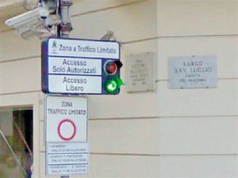 Un Semaforo Per La Ztl Di Via Atenea La Sicilia