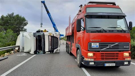 Un Cami N Lleno De Calabazas Vuelca En La Autopista