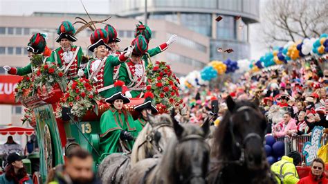 Rosenmontagszug 2024 in Köln Tribünen Strecke und Wagen