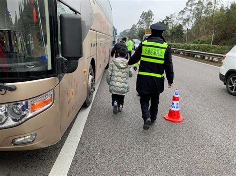 客车故障乘客被困高速 交通执法人员紧急救援