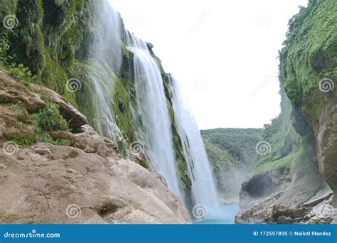 Close Up View of Spectacular Tamul Waterfall, Tampaon River, Huasteca Potosina, Mexico Stock ...