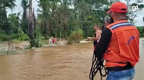 VÍDEO Homem é resgatado por bombeiros após ser arrastado pela