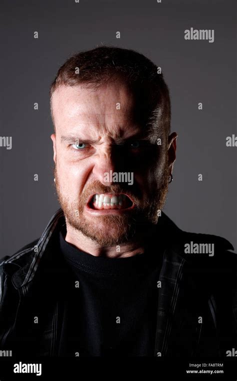 De Cara De Hombre Enojado Fotografías E Imágenes De Alta Resolución Alamy