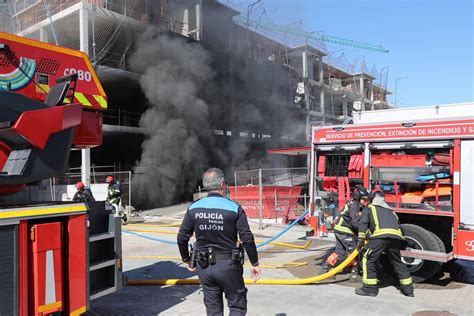 Un Incendio En Viesques Desata Una Gran Humareda Negra El Comercio