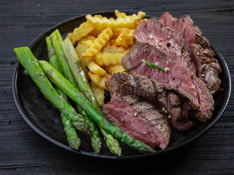 Placa Da Carne E De Vegetais Grelhados Do Bife De Vaca Da Carne Foto De