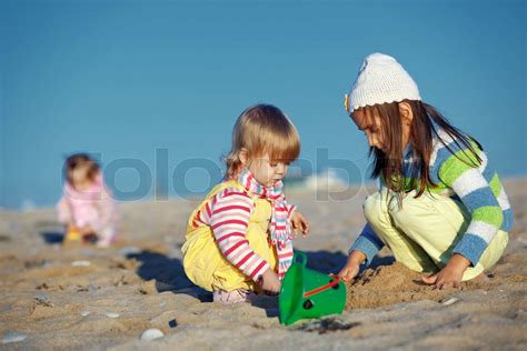 Kinder Spielen Mit Sand Am Strand Stock Bild Colourbox