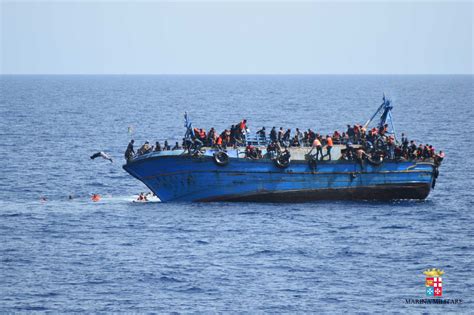 Migranti Si Rovescia Barcone Con Persone Al Largo Della Libia