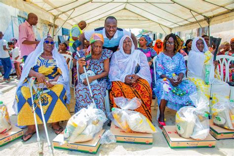 Treichville 100 familles reçoivent des kits alimentaires pour le mois