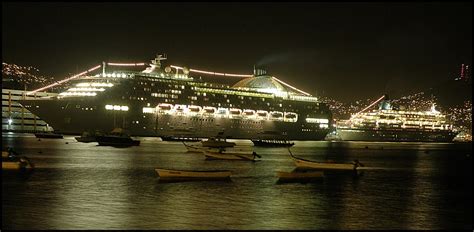 CRUCEROS EN LA BAHIA DE ACAPULCO Eduardo Francisco Vazquez Murillo