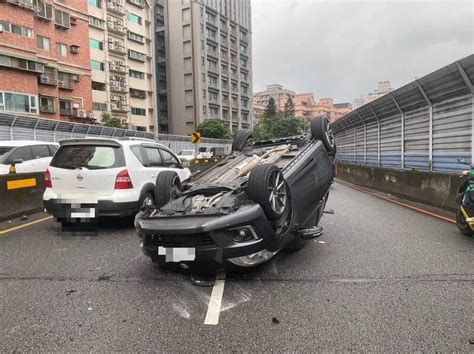 婦人駕車上班恍神撞分隔島翻覆 負傷爬出車外送醫 社會 自由時報電子報