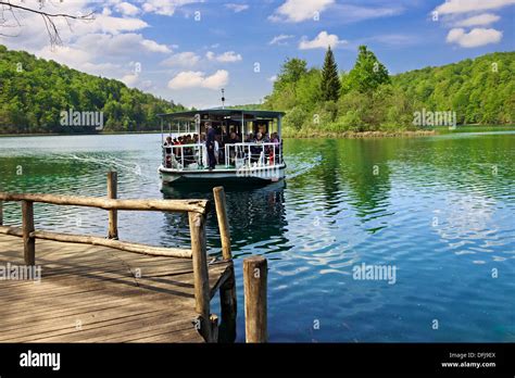 Elektroboot Berf Hrung Touristen In Einem Der Plitvicer Seen Plitvi