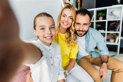 Punto De Vista De La Familia Joven Sonriente Que Toma El Selfie Imagen