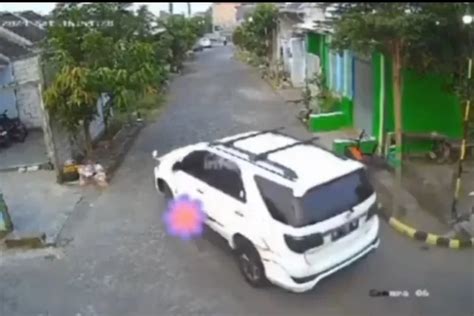 Balita Tewas Terlindas Mobil Fortuner Tetangga Rekaman Cctv Viral