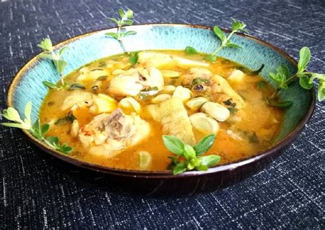 Guiso de habas con pollo y alcachofas al las hierbas aromáticas Receta