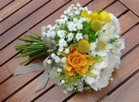 Bouquet De Mari E Rond Blanc Et Touche De Jaune Par L Atelier D Co Ps