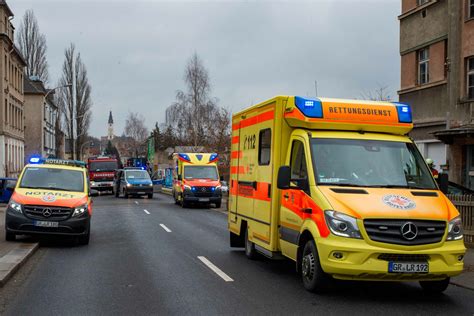 Zittau Fahrzeug landet nach Crash in Grundstück Blaulichtreport Zittau