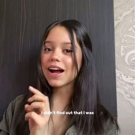 Pin de JEZUZ em Jenna Ortega Vídeo em 2024 Penteados elegantes