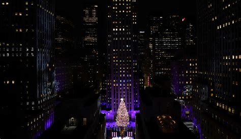 Ribu Lampu Hiasi Pohon Natal Rockefeller Center Yang Ikonik Foto