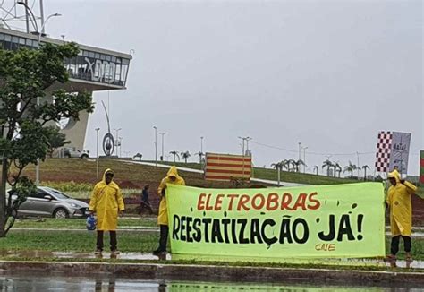 Trabalhadores da Eletrobrás realizam ato em Brasília pela reestatização