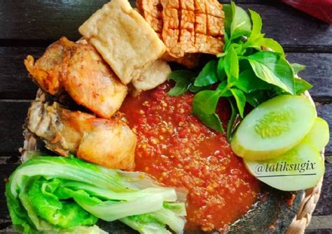 Resep Sambal terasi mentah oleh Tatik Sugiati - Cookpad