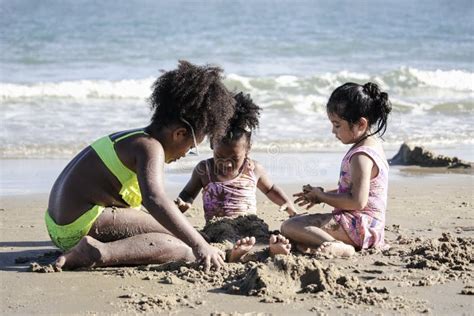 Enfants Mignons S Amusant L T De Sable Avec La Soeur Heureuse De Mer