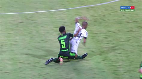 Chay sofre carrinho por trás e sai de campo chorando em empate do