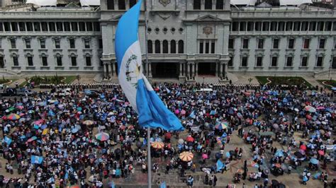 Cesan bloqueos de carreteras en Guatemala pero continúan protestas