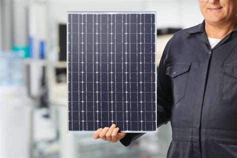 Sharp Corporation dévoile une cellule solaire en silicium tandem avec