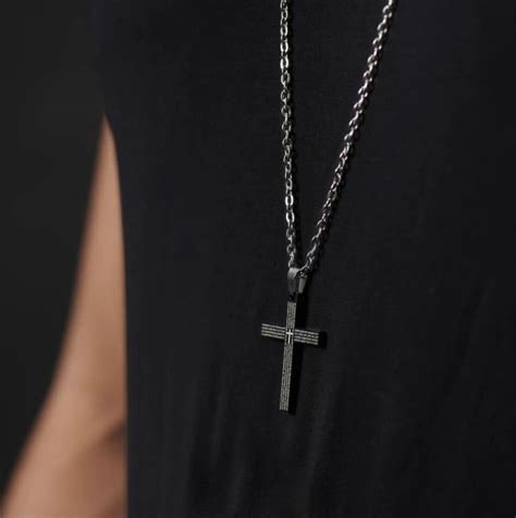 Collier Croix Chr Tienne Noire Acier Inoxydable Long Ninanina