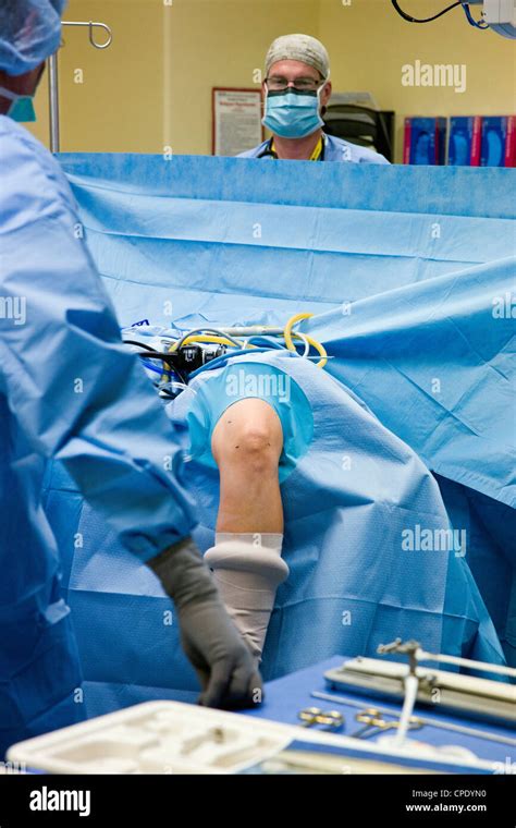 Cirujano ortopédico preparación de pacientes para cirugía artroscópica