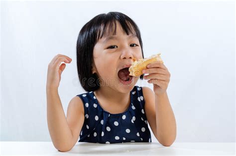 Petite Fille Chinoise Asiatique Buvant Une Tasse De Lait Image Stock