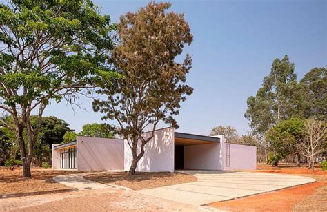 Una casa sencilla que se implanta cual flor en el paisaje árido