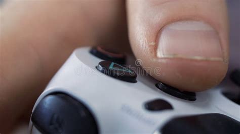 Adolescente Jugando Un Juego De Ordenador Con La Palanca De Mando