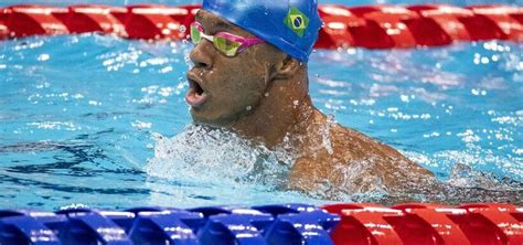 Medalhista paraolímpico nadador Gabriel Araújo bate recorde mundial