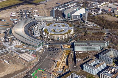 Luftaufnahme Düsseldorf - Terminal des Flughafen Düsseldorf International im Bundesland ...