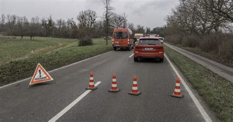 Horror Unfall auf Landstraße bei Karlsruhe Fahrer wird tot geborgen