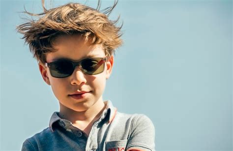 Retrato De Un Chico Genial Con Gafas De Sol Y Cabello Que Sopla Frente