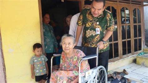 Terima Bantuan Kursi Roda Dari Bupati Arief Rohman Mbah Samidah Senang