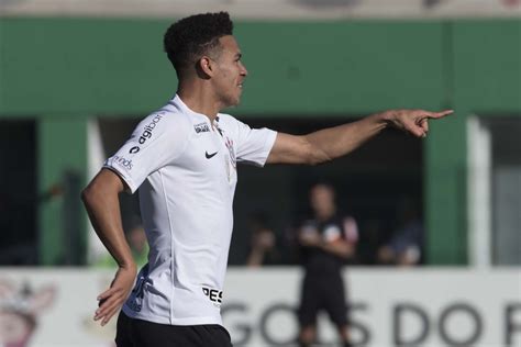 Abraçado pelo grupo em Chapecó Vilson recomeça história no Corinthians